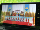 画面にテレビ映像が表示され、停車中の休憩時間などに映像を視聴できます。画面内の案内表示も確認しやすく、目的に応じて映像を楽しめる車内装備として活用いただけます。