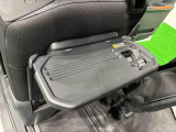 飲み物や食べ物を気軽に置ける格納式シートバックテーブルを、運転席と助手席の背もたれにご用意。車中泊も快適です!