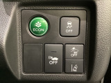 Hondaセンシング用の、VSA(ABS+TCS+横滑り抑制)解除と路外逸脱抑制機能のオンオフスイッチなどはハンドルの右側に装備しています。燃費に役立つECONボタンもここです。