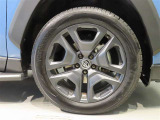 純正のアルミホイール装着車です。タイヤサイズは235/55R19です。