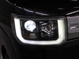 LEDヘッドランプを採用し、さらに面発光のクリアランスランプが個性的な表情を演出しています。