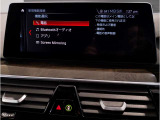 【ⅰドライブナビゲーション】文字情報も鮮明に表示する高解像度カラーディスプレイを採用。視認性に優れた地図デザインと特徴的な建造物を目印にした描写表示で現在位置を把握できます。地図データの更新も可能です