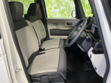 明るい色合いのシートと大きな窓が、開放感のある前席空間を演出します。運転席と助手席にはヘッドレストも備わり、乗る方それぞれが落ち着いて過ごせる室内です。
