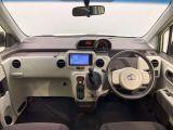 シンプルながら機能性あふれる運転席廻りです。視界性もよく、運転しやすいですよ。