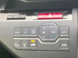 【オートエアコン】一度お好みの温度に設定すれば、車内の温度を検知し風量や温度を自動で調整。暑い&hellip;寒い&hellip;と何度もスイッチ操作をする必要はありません。快適な車内空間には必須の機能ですね♪