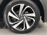 【純正アルミホイール】です!車両デザインに合わせてホイールをデザインしているため、見た目にもカッコイイアルミホイール♪洗車もラクチンで錆びません。