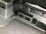 運転席の下に後席の方用にリヤヒーターダクトを装備しています♪
