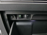 ETCユニットがグローブBOX内に収まっています。