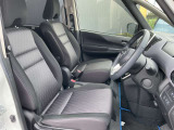 運転席には、シートリフターが付いております☆ 前後のスライドに加えシートの高さも変更出来ますので小柄な女性の方でも運転し易いポジションを取れます♪