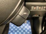 【車線逸脱抑制機能】車線の逸脱の可能性が高いとシステムが判断した場合に、ドライバーに車線逸脱防止方向へのステアリング操作を促し、車両を内側に戻すよう支援します。