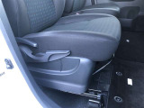 背もたれの角度や、お尻部分の上げ下げなど、ご自身の運転ポジションを細かに調整できます。運転時の姿勢によって、疲れ具合が変わってきますので、自分の運転ポジションを見つけてください。