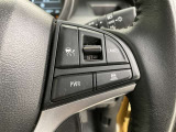 前方の車との車間を設定し、スピードを上げたり緩めたりを自動で行ってくれる追尾式の「レーダークルーズ」。上級装備の一つです!高級車にしかつかない嬉しい機能です。