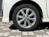 純正アルミホイール。タイヤサイズは155/65R14です。
