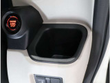 運転手から手に届きやすいところにあるドリンクホルダー。手元近くですので便利です。