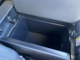 中央にコンソールボックスを装備しております。