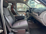 フロントシートも3名乗車可能です。