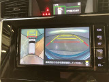 【パノラミックビューモニター】映像で、見づらい車両周辺の確認をアシスト。クルマを真上から見ているような映像を表示。 運転席から確認しにくい車両周囲の状況を把握。
