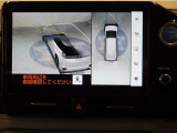 パノラミックビューモニター付きです。車両を上から見たような映像をディスプレイオーディオ画面に表示。運転席からの目視だけでは見にくい、車両周辺の状況をリアルタイムでしっかり確認できます。