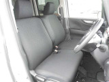 ベンチシートです。運転席から助手席へウォークスルーが可能です。