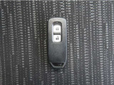 【スマートキー装備】キーを携帯していれば、前席のドアハンドルを握るだけでドアが解錠します。