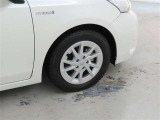 装着タイヤサイズは、205/60R16です。純正アルミホイールを装着しております。
