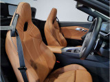 【コックピットシート】BMW車の主役席。車体中央にくる様に配置し車両重心とが一致する事でドライバーと車との一体感あるドライビングを実現。人間工学に基づき形成した形状が長時間のドライブ疲労も軽減します!
