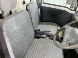 運転席の座席は、前後にスライド出来るので自分に合ったポジションで運転する事が出来ます!