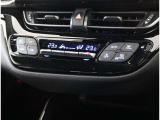 左右独立温度コントロールフルオートエアコンです。運転席、助手席それぞれで独立して温度設定ができます。冷え性の方が乗っても安心ですね♪