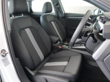 Audi車はどの車種も全てレザーハンドルです。そこにはAudiのこだわりがあり質感の高いレザーでしっかりと手に馴染み、高級感を演出します。