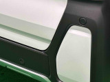 車の四隅にセンサーを施し死角になりやすい左右前後方向の障害物を感知することで、縦列駐車や車庫入れをサポートするコーナーセンサーが付いてます