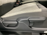 手動のレバーを使って、シートの高さや背もたれの角度を変えることができます。