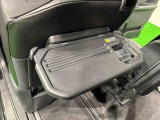 飲み物や食べ物を気軽に置けるテーブルを、運転席と助手席の背もたれにご用意。車内の休憩も快適です!