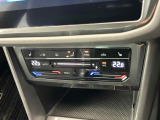 タッチコントロール式3ゾーンフルオートエアコンパネル。運転席、助手席それぞれ独立して温度管理が可能です。花粉やダストを除去するフレッシュエアフィルターも装備され、クリーンな室内環境を保ちます。