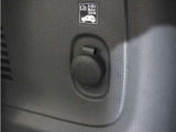 ◆12V電源ソケット・USB接続端子◆スマホやiPodなどを接続して、いつもの音楽を車内でもお楽しみいただけます♪