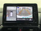 【マルチアラウンドモニター】自車周辺をぐるりと俯瞰できるカメラで危険を察知。上空からの映像で自動車や障害物の位置が詳細に確認できるので、狭い駐車場でも安心して駐車できますね。