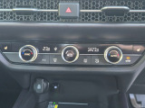 運転席と助手席それぞれで温度調整可能。快適性を高めるデュアルエアコンです。