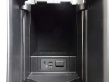 内部にUSB端子や電源ソケットを備えており、スマートフォン等の充電や機器接続に重宝します。深さのあるスペースで小物をすっきり整理できるため、日常の移動から長距離ドライブまで使いやすい収納です。