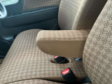 運転席にはアームレストが付いてます。