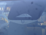 【エマージェンシーブレーキ】走行中に前方の車両等を認識し、衝突の危険があるときは警報とブレーキで衝突回避と被害軽減をアシスト。より安全にドライブをお楽しみいただけます。