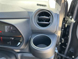 運転席に右前にドリンクホルダーが付いてますよ。