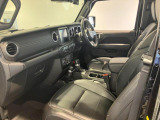 助手席側の足元は広々としています。元々左ハンドル車だという事がよくわかる箇所の1つです。