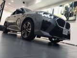 BMWはダウンフォースにより、車両を安定させるため、車の底は平らな造りとなっております。BMWの走行性能に対するこだわりはこういったところにも御座います。