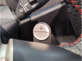 MINIの内装はとにかく『円』に拘ったデザインコンセプトが一目で伝わってきます。これほど円形に拘った車は他に御座いません。伝統のデザイン、トグルスイッチなど遊び心のある内装で御座います。