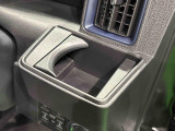 運転席側掘り込み式カップホルダー