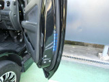 オプションのセーフティイルミネーション装着車です♪運転席側ドアの開閉に連動してLEDランプが点灯し、後方から近づく車やバイクにドアが開いていることを知らせる日産純正の保安パーツです♪