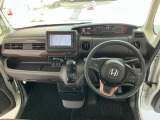 【前方視界】開放的な前方視界!運転がしやすく疲れにくいです♪窓が大きく、見通しがとっても良いおクルマですよ♪