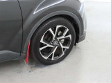 装着タイヤサイズは、225/50R18です。純正アルミホイールを装着しております。