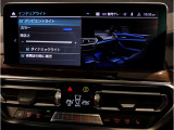 【ⅰドライブナビゲーション】文字情報も鮮明に表示する高解像度カラーディスプレイを採用。視認性に優れた地図デザインと特徴的な建造物を目印にした描写表示で現在位置を把握できます。地図データの更新も可能です