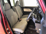 運転席の座面高さを調整できるシートリフターが付いています。フロントシートはベンチシートを採用で、座面も広く使い勝手もいいですよ♪