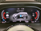 速度や走行に関する情報をまとめて確認できるデジタル表示で、エネルギーモニターも備わります。必要な情報が視線の先に集まり、運転中も状況を把握しやすいメーターまわりです。